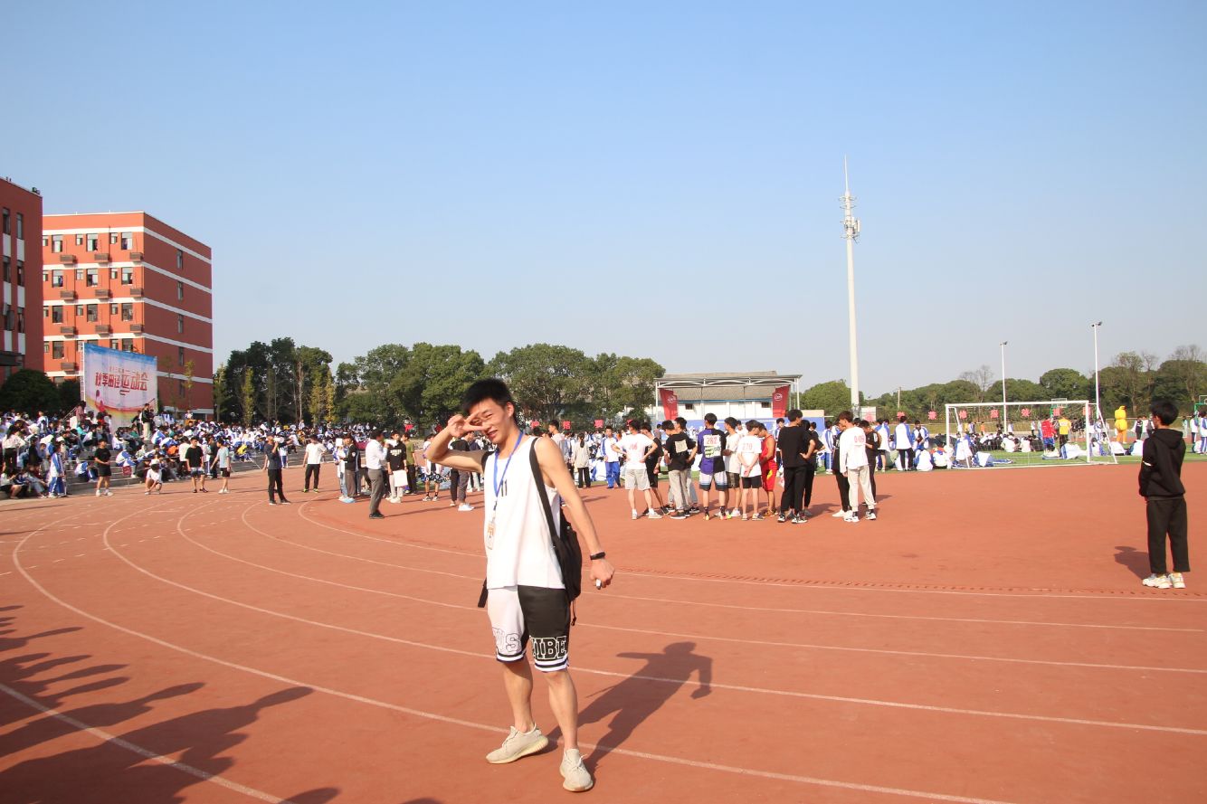 南昌向遠軌道技術學校2019-2020學年度中等職業(yè)教育國家獎學金頒獎儀式在學生活動中心隆重舉行