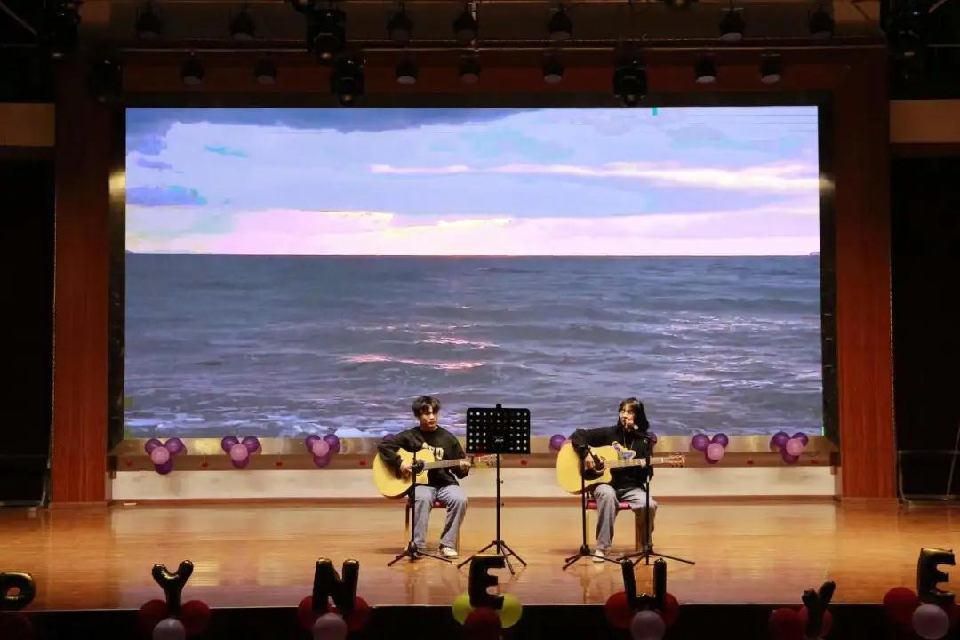 南昌向遠(yuǎn)軌道技術(shù)學(xué)校隆重舉行2021年社團展演暨2022年元旦晚會