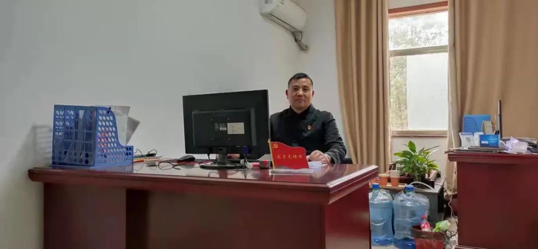 一名黨員一面旗‖立足向遠軌道學(xué)校崗位，讓黨徽熠熠生輝
