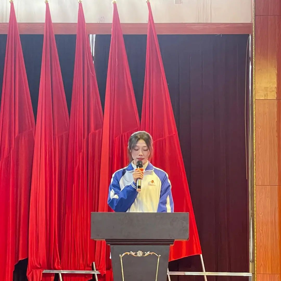 南昌向遠軌道技術(shù)學(xué)校紀(jì)念“一二·九”愛國運動暨新團員入團宣誓儀式