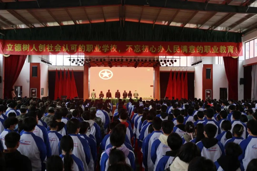 南昌向遠軌道技術(shù)學(xué)校紀(jì)念“一二·九”愛國運動暨新團員入團宣誓儀式