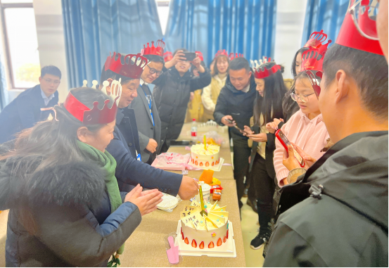 溫馨生日會，情暖教師心|南昌向遠(yuǎn)軌道技術(shù)學(xué)校舉辦2023年第一季度教職工集體生日會