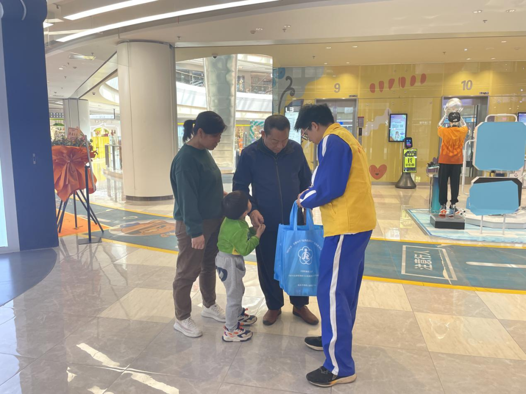 南昌向遠(yuǎn)軌道技術(shù)學(xué)校志愿者助力2023年省、市第16個“世界孤獨癥日”宣傳教育活動