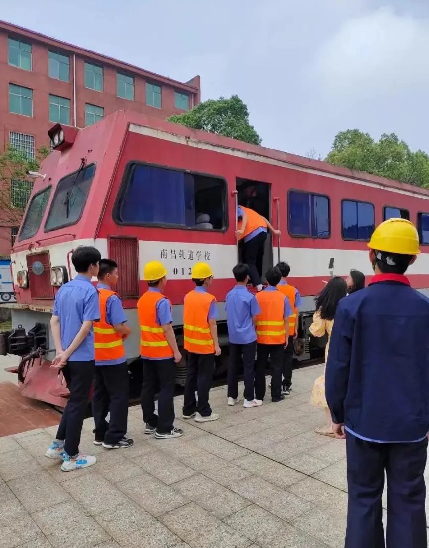 南昌向遠(yuǎn)軌道技術(shù)學(xué)校機(jī)車系開展公開課活動(dòng)