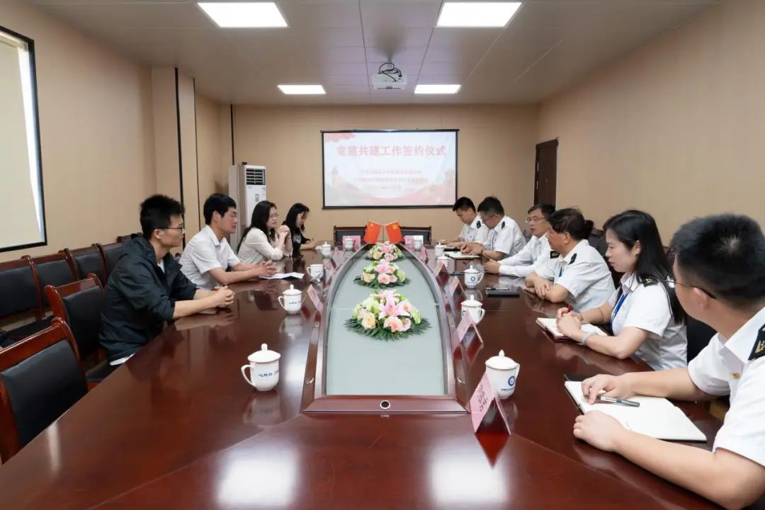【黨建引領(lǐng)】中共南昌向遠(yuǎn)軌道技術(shù)學(xué)校支部委員會(huì)和中共南昌市汽車(chē)機(jī)電學(xué)校委員會(huì)舉行黨建共建簽約儀式