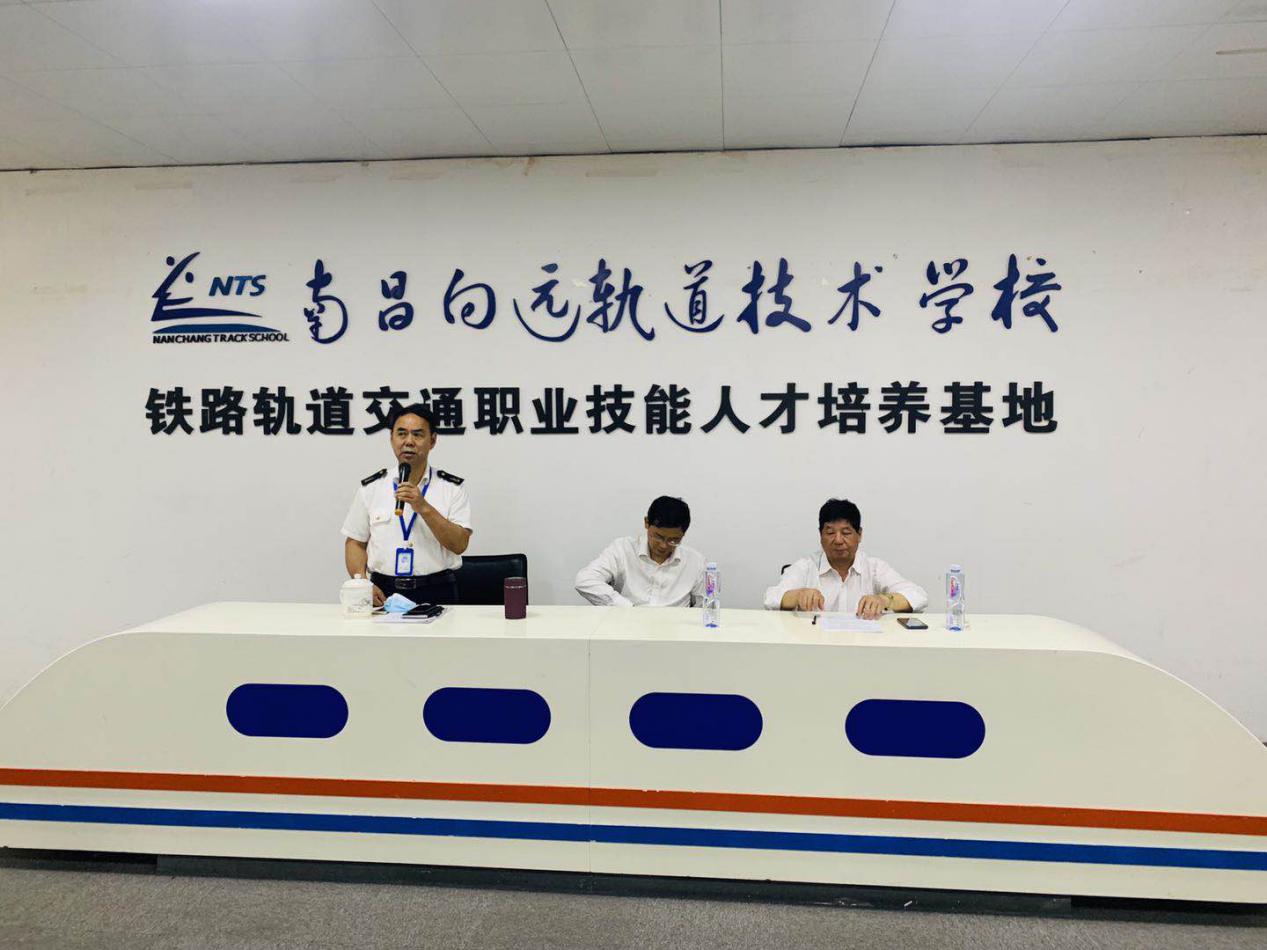 南昌向遠(yuǎn)軌道技術(shù)學(xué)校召開《江西省職業(yè)教育改革實(shí)施方案》學(xué)習(xí)會(huì)暨《彰顯省會(huì)擔(dān)當(dāng) 我們?cè)趺锤伞方夥潘枷氪笥懻摶顒?dòng)動(dòng)員大會(huì)