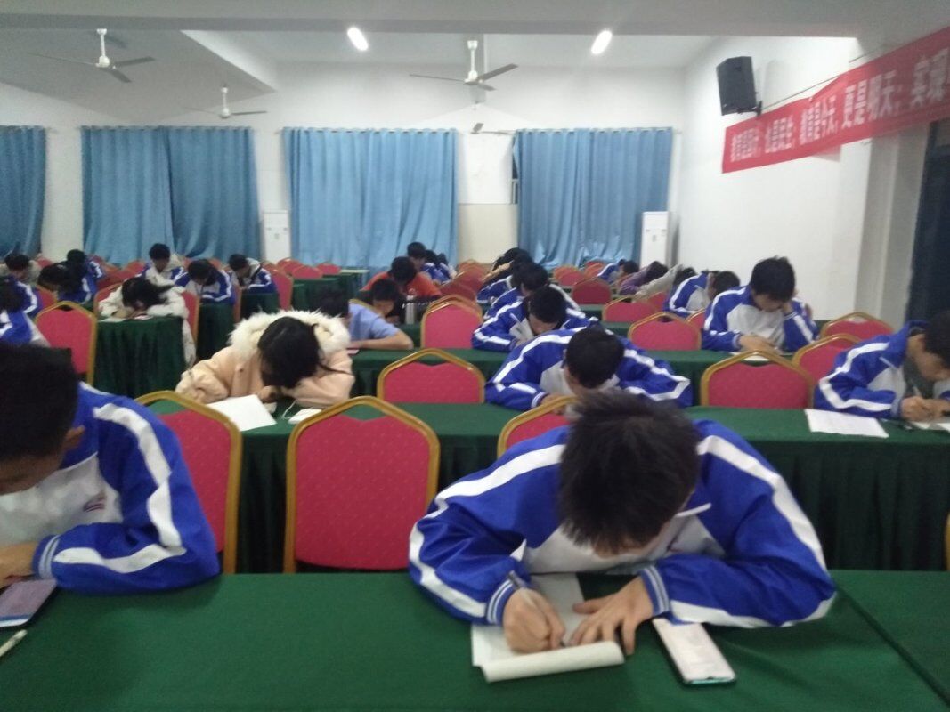 南昌向遠軌道技術(shù)學(xué)校舉行 “緬懷一二九.不忘初心.共抒愛國情” 硬筆書法比賽