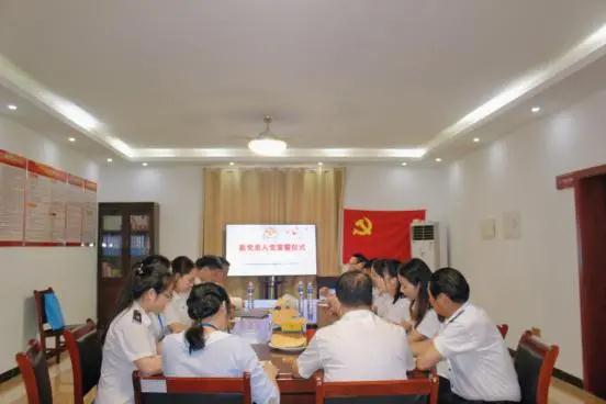 南昌向遠軌道技術學校舉行新黨員入黨宣誓暨老黨員重溫入黨誓詞儀式