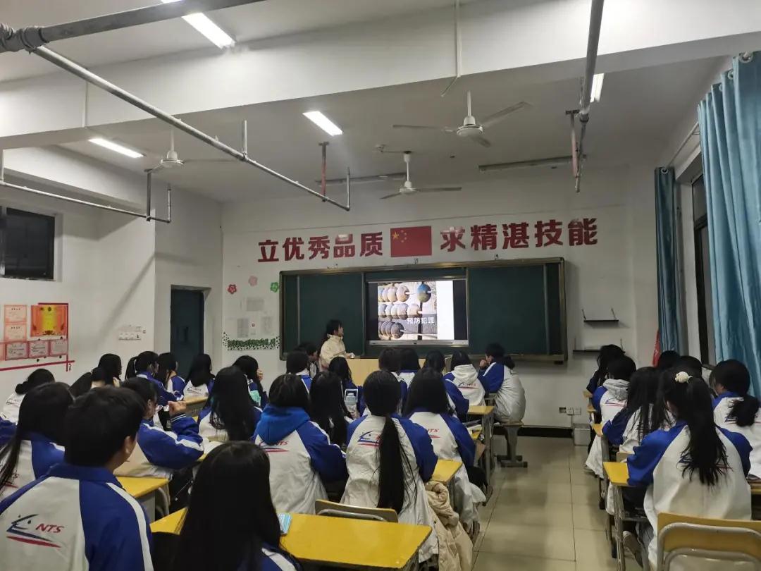 南昌向遠(yuǎn)軌道技術(shù)學(xué)校開展“學(xué)法、懂法 預(yù)防犯罪”主題班會(huì)活動(dòng)