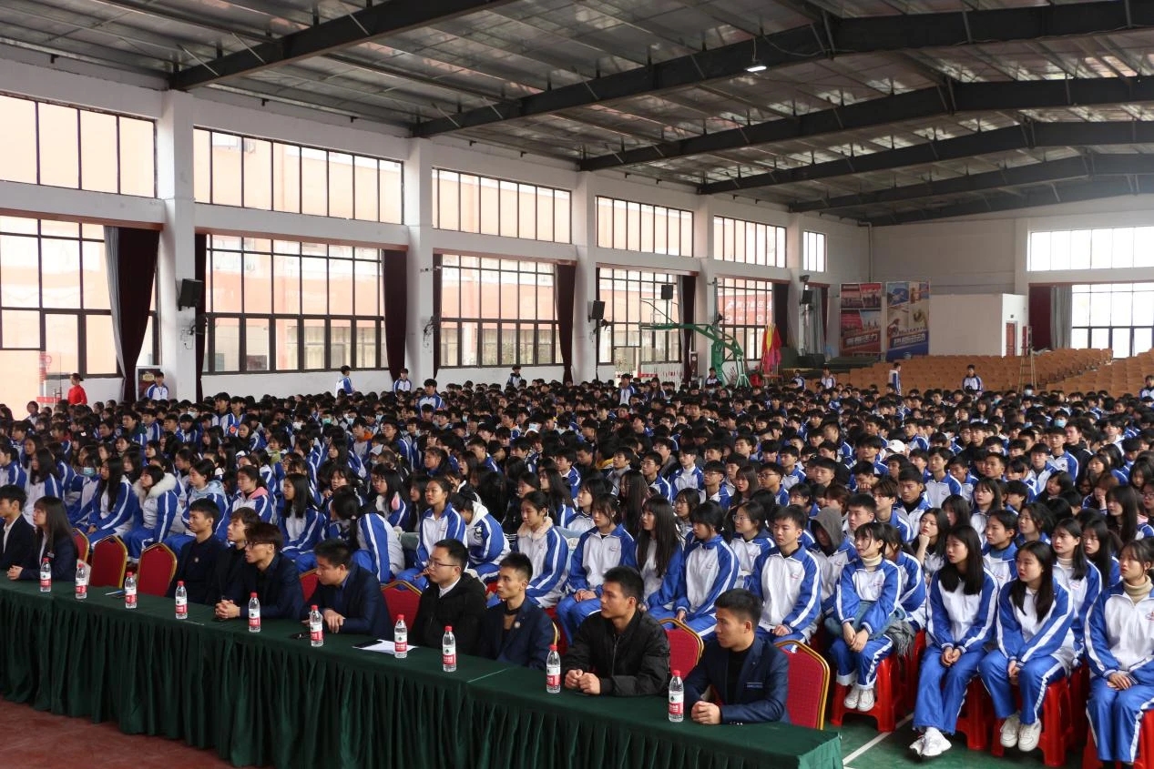 南昌向遠軌道技術學校2019-2020學年度中等職業(yè)教育國家獎學金頒獎儀式在學生活動中心隆重舉行